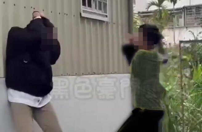 花莲发生疑似少年争风吃醋，多名国中生痛殴少年，其中一名男学生持棍棒狠打（画面经变色处理）。（翻摄「黑色豪门企业」脸书／王志伟花莲传真）