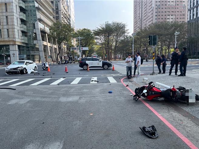 高雄一連發生兩起轉彎未注意車禍，一輛白色轎車左轉撞上機車，再波及到過馬路行人，騎士、行人分別受到骨折、擦傷傷勢送醫。（警方提供／任義宇高雄傳真）