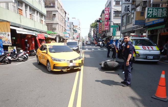 計程車迴轉疑似未打方向燈且沒有注意路況，遭直行機車撞上釀騎士受傷。（警方提供／任義宇高雄傳真）