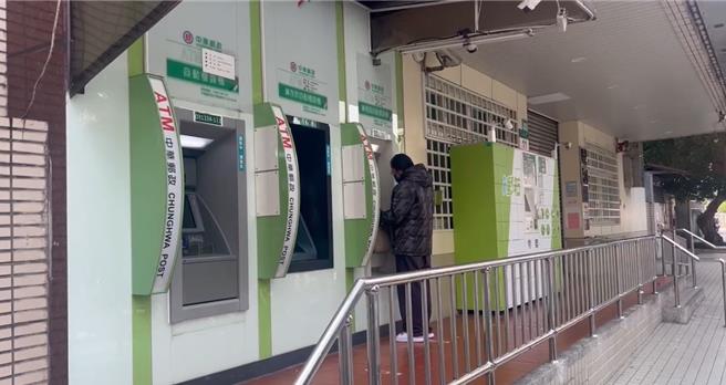 2024年2月28日新北市／新北市三峽警分局表示，民眾提前往ATM提領現金時，吐鈔匣打開後，除了有警示音提醒外，一般來說大約40-45秒即會關閉。（新北市三峽警分局提供／劉瑋晴新北傳真）