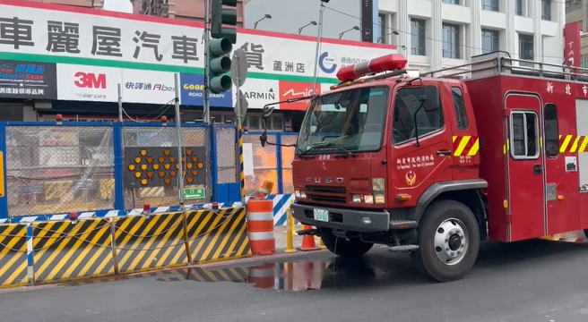 消防人員獲報趕抵現場警戒，至於事發原因仍待進一步釐清。（圖 / 民眾提供）