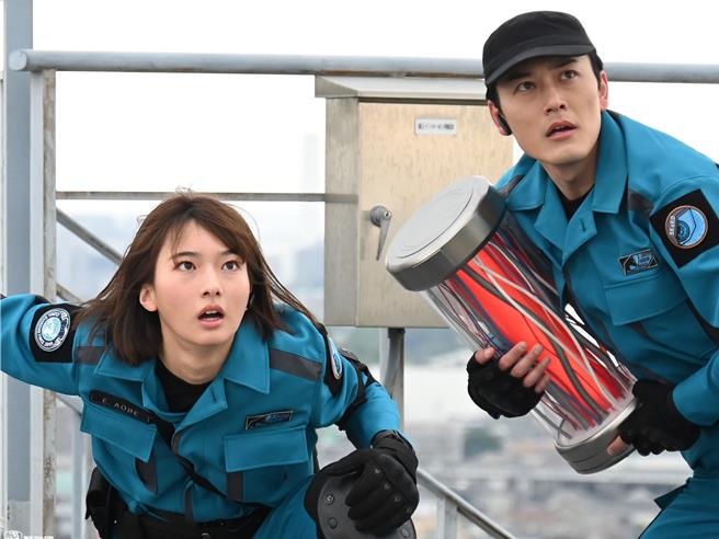 《超人力霸王》最新電影版男女主角蕨野友也（右）、搗宮姫奈將來台宣傳。（野獸國提供）