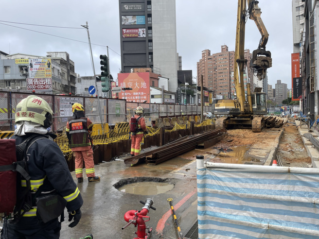 消防人員在現場警戒防護。（圖 / 劉詠韻翻攝）