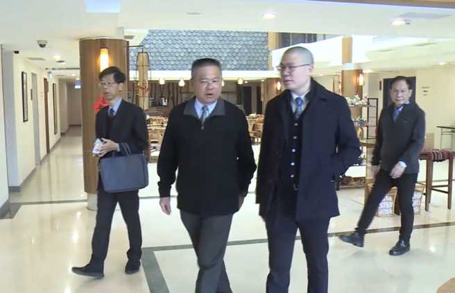 图为海巡署副署长许静芝（左二）23日带着相关官员，直奔陆团下榻的陆岛酒店展开闭门协商。（民眾提供／于家麒金门传真）