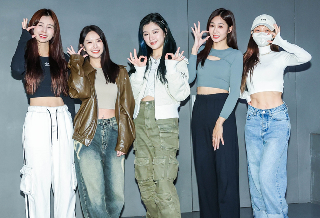 林襄（右起）、邱子芯、關詩敏、張雅涵、謝予容。（粘耿豪攝）