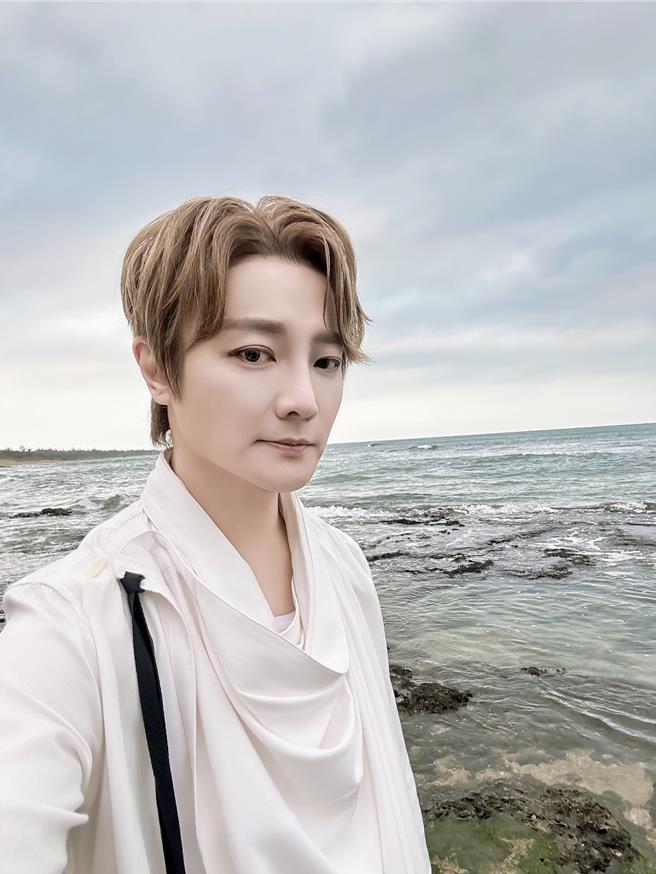 阿沁近来积极忌口饮食、运动，秀出瘦身成果。（晴空未来音乐提供）