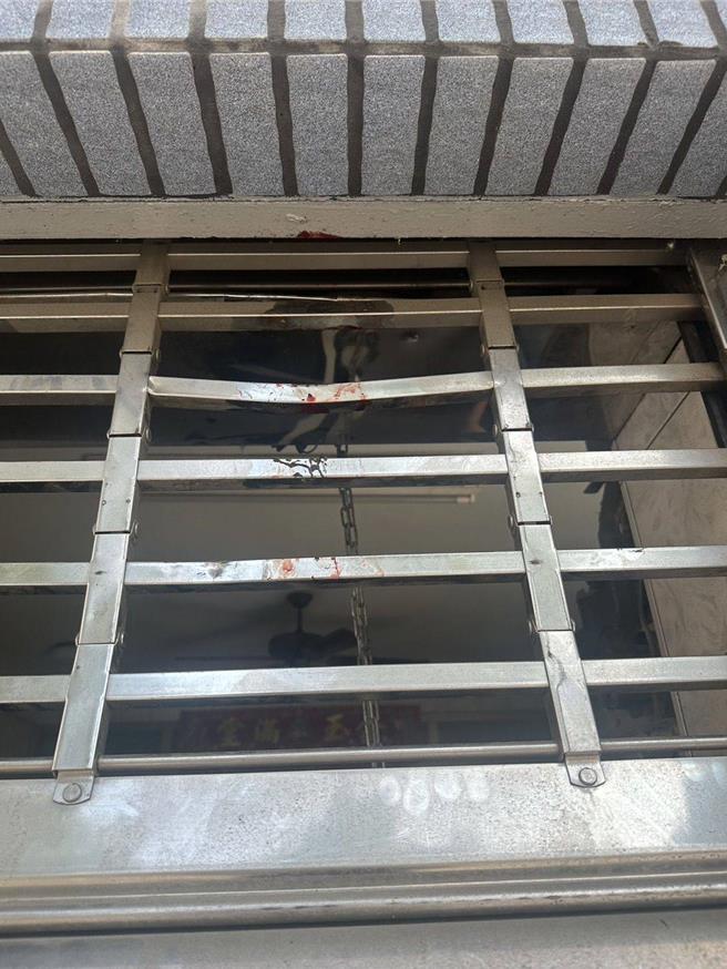 高雄一名男子右手臂遭铁卷门卷入夹断，所幸在邻居协助下脱困，经警消到场处置送医后没有生命危险。（民眾提供／任义宇高雄传真）