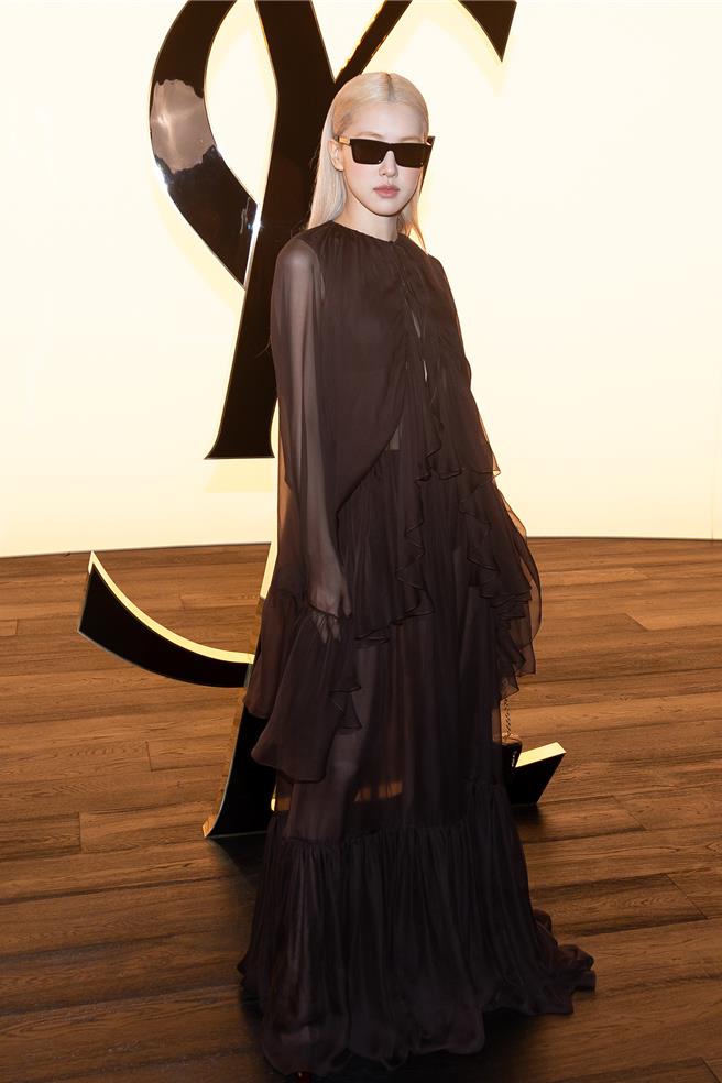 品牌大使Rose一身神秘黑現場，成為大秀前的焦點人物。（CFP／黃唯淯台北傳真）