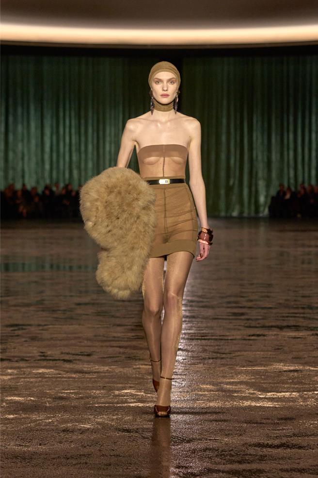 華美的大衣與透視感強烈的服裝，Saint Laurent這季為性感下了一個新註解。（YSL提供／黃唯淯台北傳真）