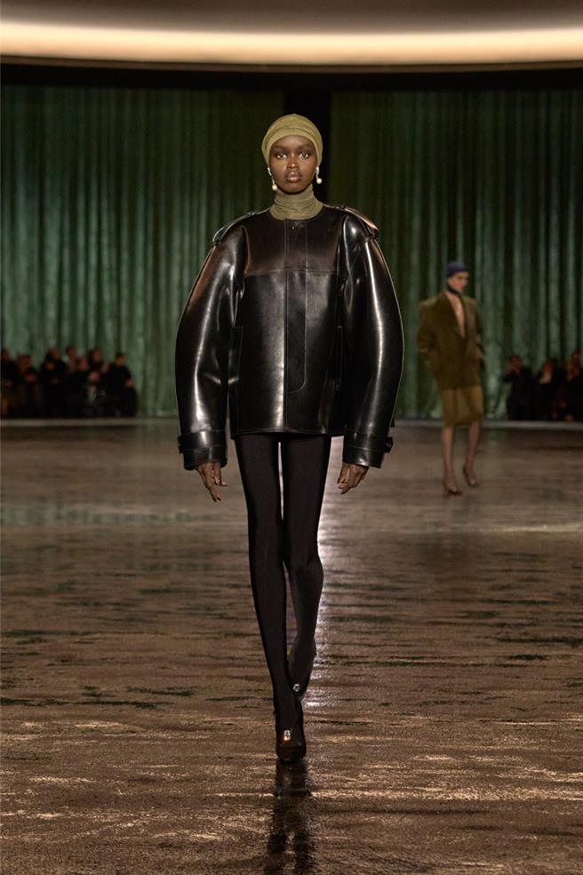 開闊而圓滑的肩線，對比修長流暢的下半身剪裁，呈現了另一種不同世人想法的性感。（YSL提供／黃唯淯台北傳真）