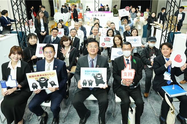 高雄館開幕有獎徵答，熊本工業高校生熱情參與。（高市經發局提供）