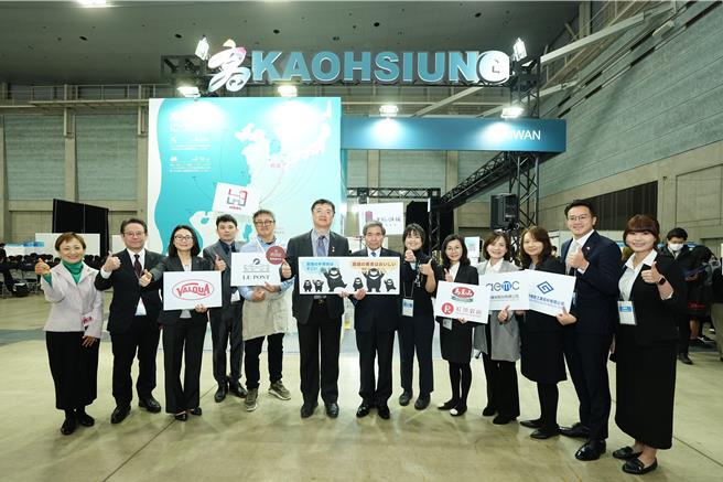 熊本縣蒲島知事和高雄業者合影(成新科技、華爾卡、公準精密及新應材、馬玉山、中外餅舖、樂朋)。（高市經發局提供）