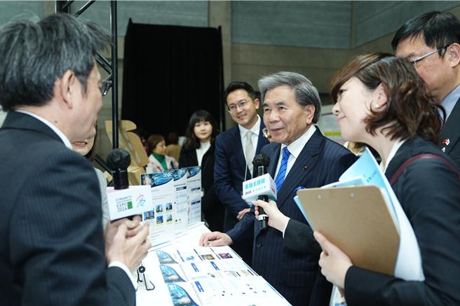 半導體業者向熊本縣蒲島知事介紹半導體產品。（高市經發局提供）