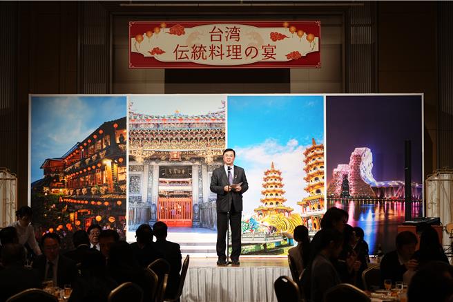 高雄市副市長羅達生與300名日本朋友大啖台灣菜，行銷高雄觀光。（高市府行國處提供）