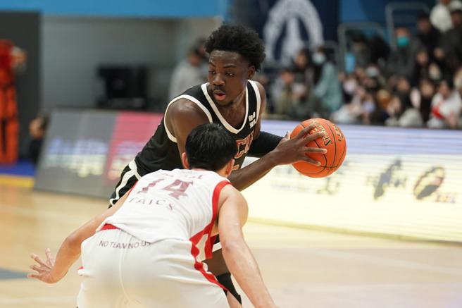 辅大凯德尔(前)独揽23分、17篮板。（大专体总提供）