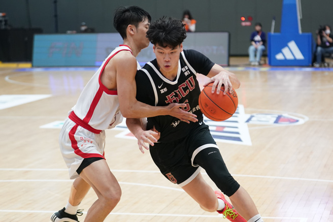 辅大江均（右）10分、11篮板「双十」演出。（大专体总提供）