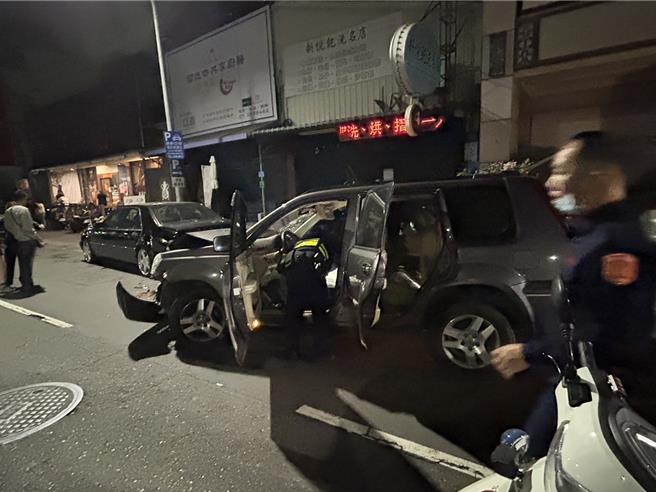 高雄市左營分局警方今天凌晨執行擴大臨檢勤務，在轄區發現1輛自小客車行跡可疑，不但逃離拒絕受檢，還4度闖紅燈及自撞，員警最後攔截圍捕，於車上副駕駛座腳踏墊發現等搖頭丸粉末、K他命5包等毒品，警方除將駕駛尤男依公共危險罪嫌、違反毒品危害防治條例移送偵辦，尤男更因拒檢逃逸遭罰緩逾4萬元。（高雄市警方提供／林雅惠傳真）