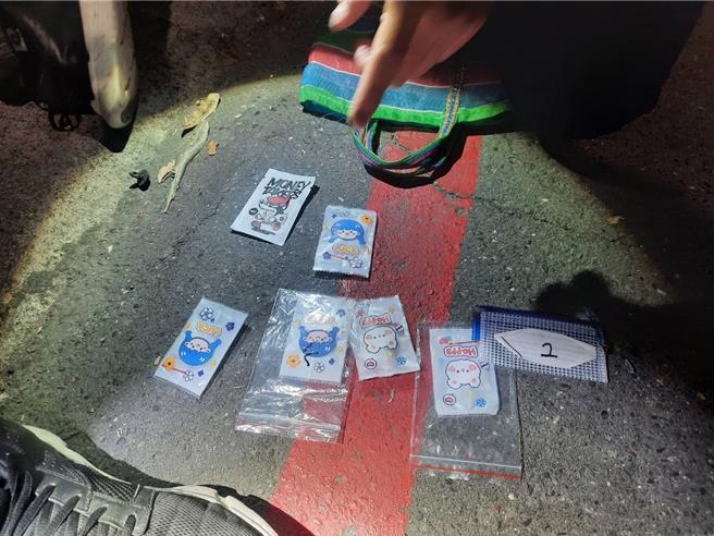 高雄市左營分局警方今天凌晨執行擴大臨檢勤務，在轄區發現1輛自小客車行跡可疑，不但逃離拒絕受檢，還4度闖紅燈及自撞，員警最後攔截圍捕，於車上副駕駛座腳踏墊發現等搖頭丸粉末、K他命5包等毒品，警方除將駕駛尤男依公共危險罪嫌、違反毒品危害防治條例移送偵辦，尤男更因拒檢逃逸遭罰緩逾4萬元。（高雄市警方提供／林雅惠傳真）