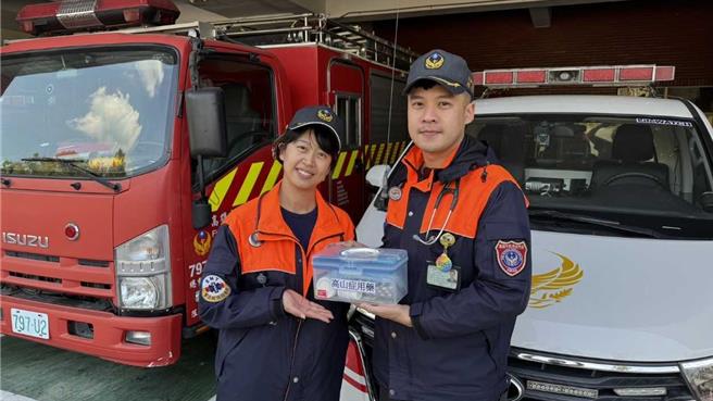 杉林分隊高級救護技術員李丹鳳及陳茂軒。（翻攝照片／洪靖宜高雄傳真）