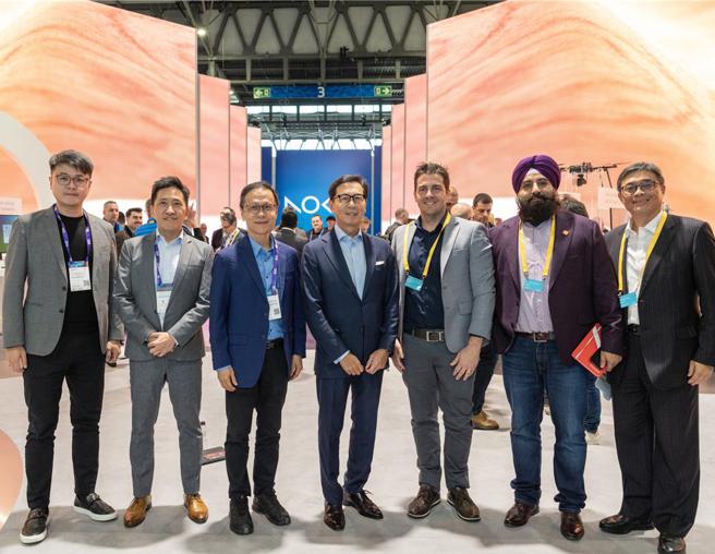 台湾大哥大董事长蔡明忠(左4)今年再度率队前往MWC，28日并在诺基亚展区交流，并宣布将与诺基亚签署「5G开放应用服务合作备忘录」。右3至右1为诺基亚全球业务副总裁Gustavo Duarte、诺基亚亚太区云端网路技术总监Arvinder Khanna、台湾诺基亚通信公司总经理刘明达，左3至左1为台湾大技术长郭宇泰、财务长张家麒、个人用户事业商务长林东闵。图／台湾大哥大提供