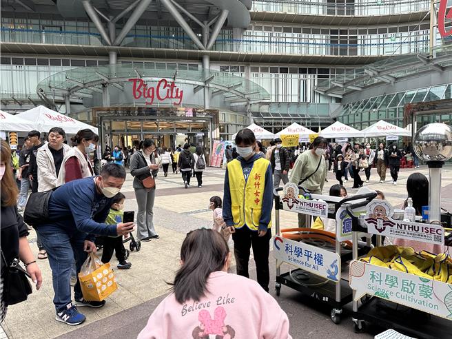 清華大學與BigCity 遠東巨城購物中心、新竹女中等單位共同推出「211國際女性科學日嘉年華會」。（王惠慧攝）