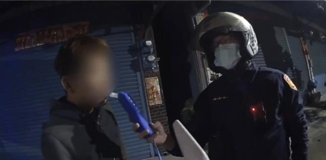 高雄市大樹區日前晚間一名30歲騎士蔡姓男子在家中喝完啤酒後騎乘新買機車出門購物，不料騎車未戴安全帽遭警攔查識破酒駕，蔡男見酒測值超標頻頻哀求重測，警方依規定吊扣牌照，全案訊後依公共危險罪嫌送辦。（高雄市警方提供／林雅惠傳真）