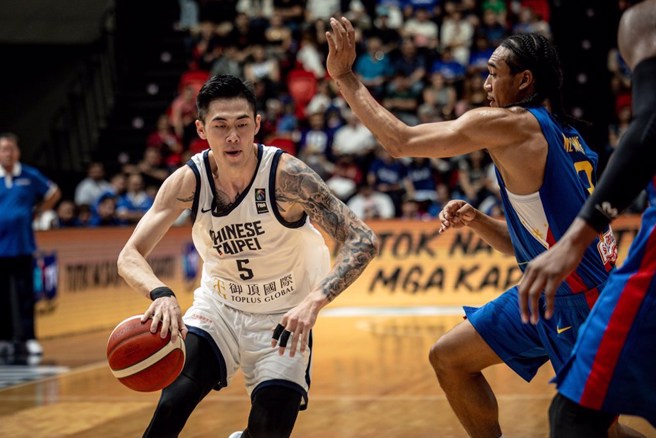 中華隊劉錚（左）試圖運球閃過菲律賓球員防守。（取自FIBA官網／黃及人台北傳真）