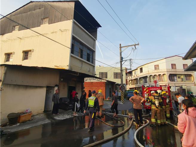 玉井今天下午传出住宅火警，屋内1名老翁逃生不及被烧成焦尸。（读者提供／张毓翎台南传真）