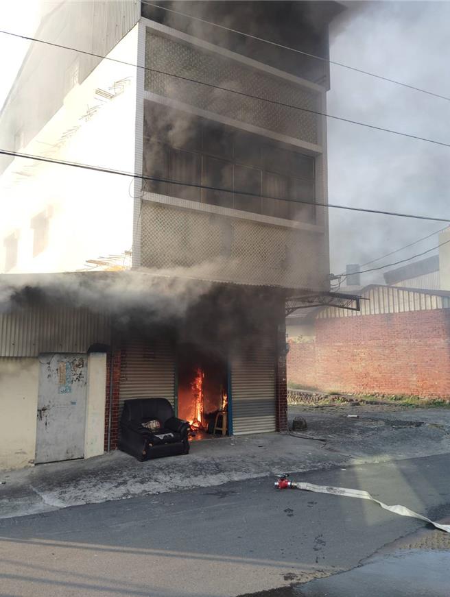 玉井今天下午传出住宅火警，屋内1名老翁逃生不及被烧成焦尸。（读者提供／张毓翎台南传真）