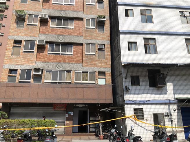 新北市三重区福隆路一栋新建案工地「玖长匯比寿」，昨开挖地基造成邻栋11层大楼跟5层楼公寓倾斜，对于住户反映先前曾二度向1999市民专线通报却未获回应，对此，工务局澄清表示，工地邻房住户透过1999表达意见都已回覆相关处理情况。（新北市工务局提供）