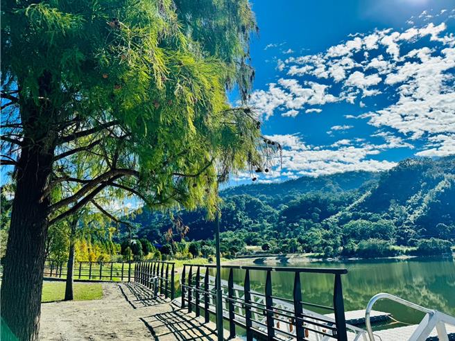 明德水库海棠岛设置新兴硬体设施，其景致宜人。（苗栗县政府提供／李京升苗栗传真）