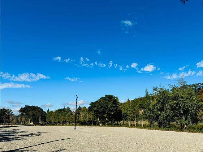 简易停车场景色也相当宜人。（苗栗县政府提供／李京升苗栗传真）