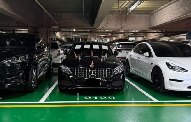 停在高雄百货停车场的宾士车，被朋友吸上多只「独眼巨兽」，只为帮车主庆生。（翻摄爆料公社）