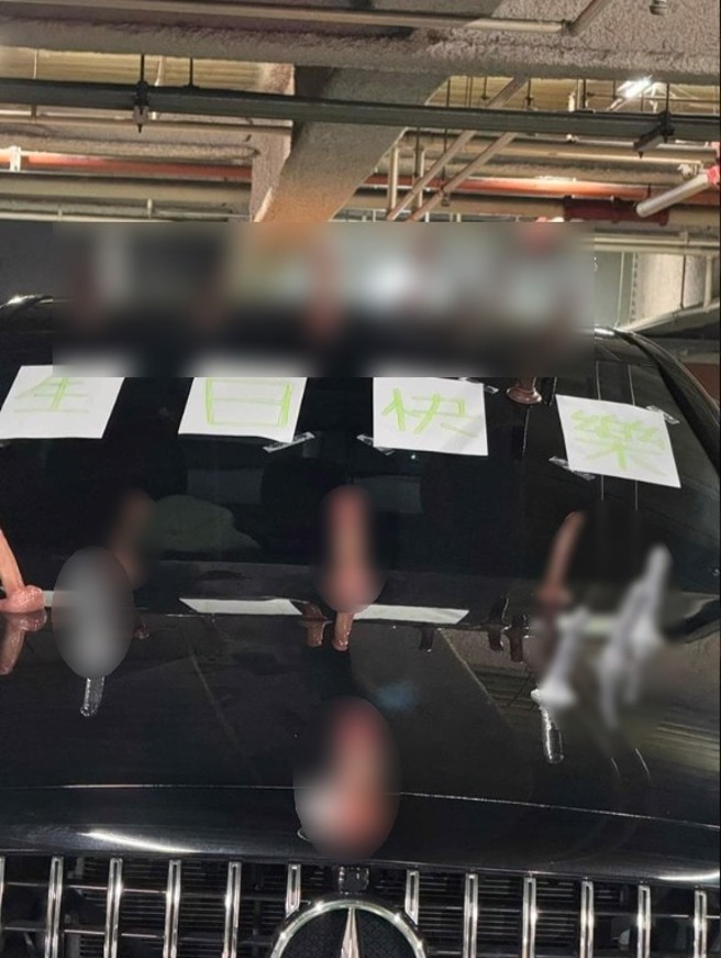 停在高雄百货停车场的宾士车，被朋友吸上多只「独眼巨兽」，只为帮车主庆生。（翻摄爆料公社）