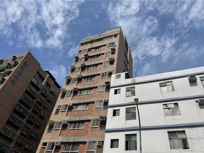 2024年2月28日新北市／新北市三重區福隆路新建案「玖長匯比壽」，造成鄰近一棟11層大樓跟5層樓公寓傾斜，新北市消防局今（28）日已安置共28戶86人。（劉瑋晴攝）