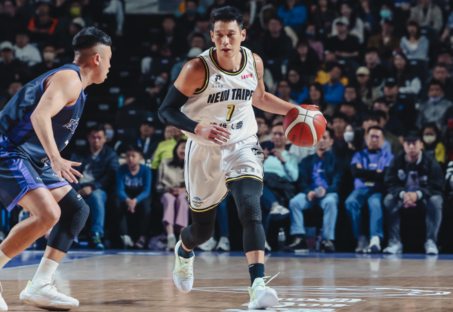 林书豪（右）休息1个多月回归赛场。（新北国王提供）