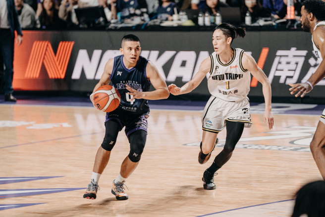 高国豪（左）全场攻下20分、7篮板、7助攻。（新竹御顶攻城狮提供）