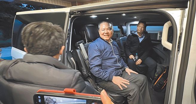 海巡署副署长许静芝(中)27日结束与陆方第9次密商后，面露微笑步出会场，但面对提问皆不发一语。（资料照／于家麒摄）