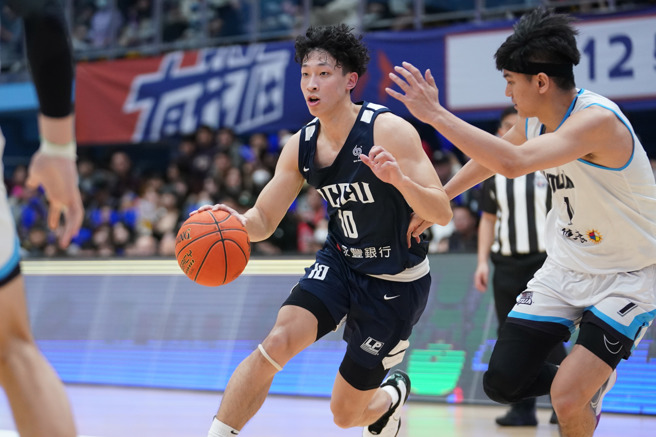 政大宋昕澔（中）攻下15分。（大专体总提供）