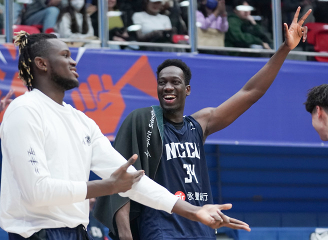 政大莫斯塔发（右）11分、12篮板，个人连两场缴「双十」数据。（大专体总提供）