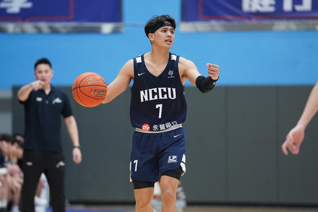 政大游艾喆单场10助攻，个人本季第3度双位数助攻，另有8分、4抄截。（大专体总提供）