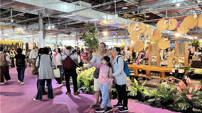 位于台南后壁的台湾国际兰展，上周末开幕强碰元宵节致人潮不如以往，如今元宵节过后，让原本想看兰花的民眾，纷纷回流到228假期前往观赏。（张毓翎摄）