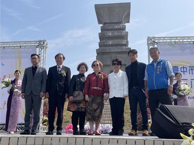 台中市長盧秀燕(右3)連續7年出席228紀念追思會，新科立法院副院長江啟臣(左1)也在列。（中時資料照／王煌忠攝）