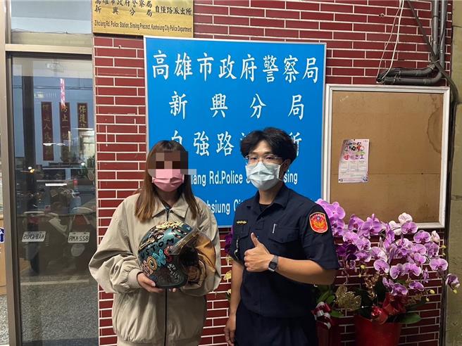 高雄一名年輕女子安全帽遭竊，因是男友所送交往紀念禮物，報案時淚求警方協助，警方積極偵辦成功找回。（警方提供／任義宇高雄傳真）