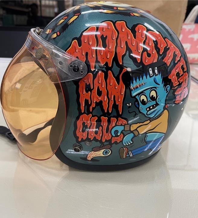 高雄一名女子因安全帽圖案吸睛，讓竊嫌順手牽羊竊取，所幸警方積極查緝將具有紀念性質安全帽找回。（警方提供／任義宇高雄傳真）