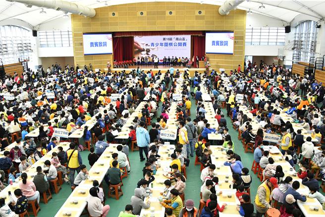 第16届南山杯青少年围棋公开赛今（28）日在南山中学开赛，全国1700多名小棋手齐聚参赛争取总价值30万元奖金及奖品。（南山中学提供）