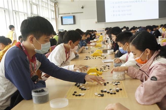 竞赛过程每位选手无论组别皆慎重面对盘势，在近千人参赛的大体育馆竟然是鸦雀无声。（南山中学提供）