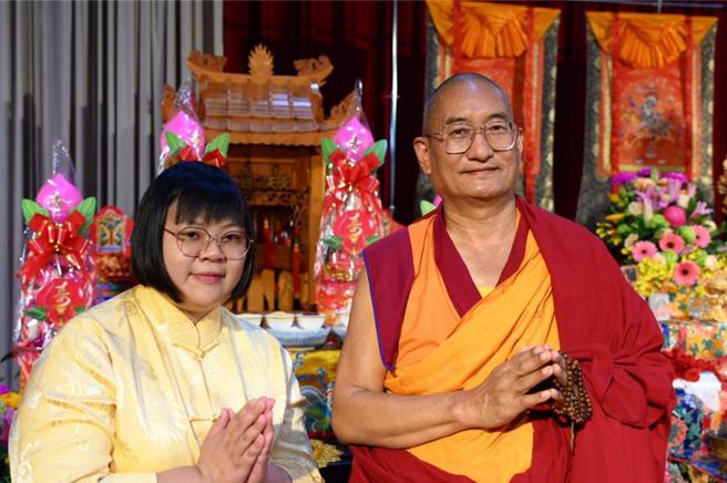 觉囊法王（右一）与宝光宫宫主田乃文合影！图／业者提供