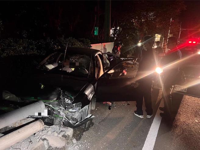 李嫌发现巡逻车想逃离时自撞，车损人伤。（翻摄照片／洪靖宜高雄传真））