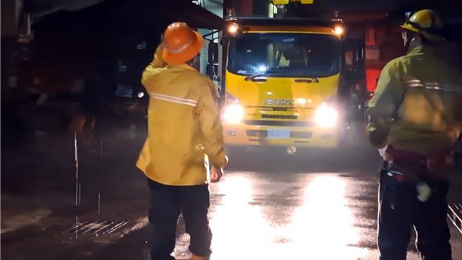 基隆市中正路393巷晚間6時許突然停電，台電獲報後立即搶修，預估晚間8時30分左右可望完成，恢復供電。（讀者提供／張志康基隆傳真）